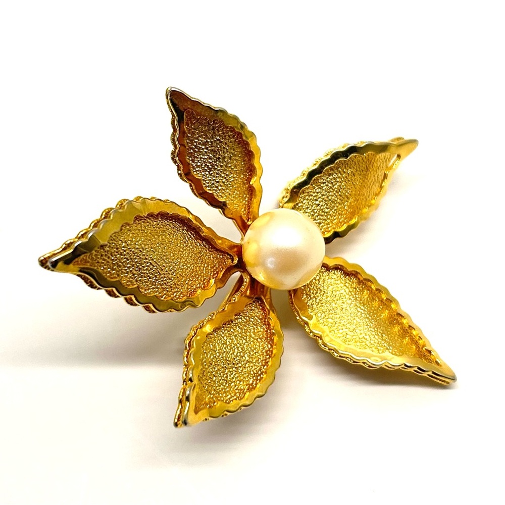 Vintage Gold Tone Flower Center Pearl Open Petal Brooch Pin Unsigned